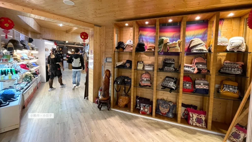 販售原住民編織包、木雕、首飾、阿里山茶葉、山葵等特產。