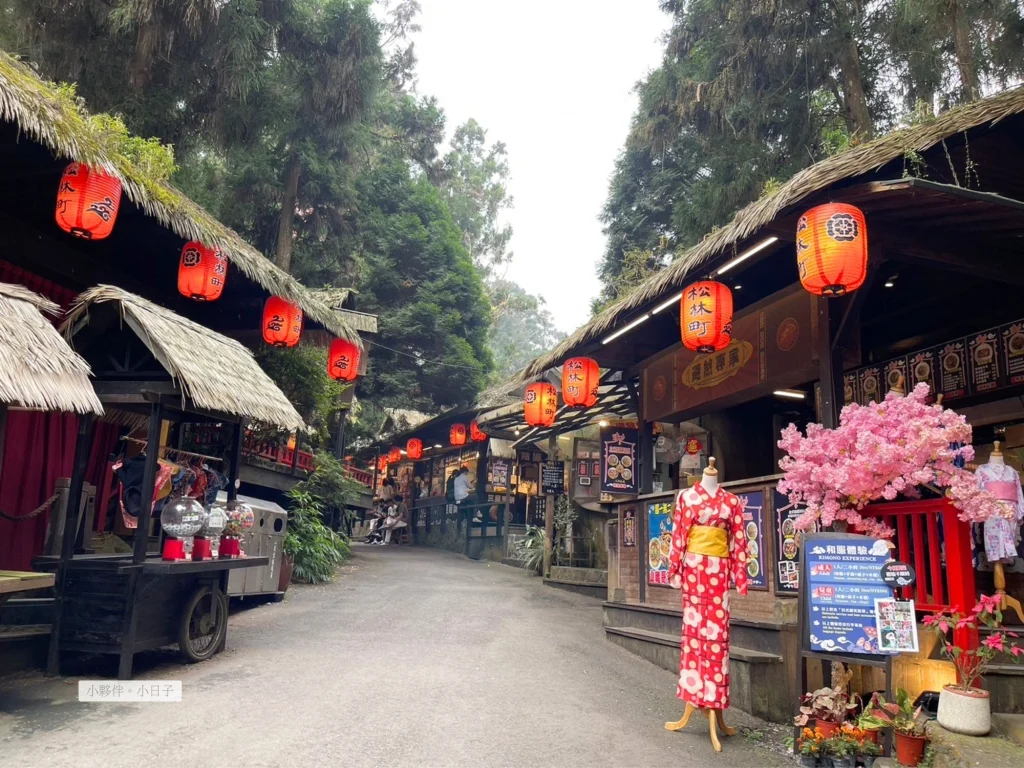 妖怪村街道景象，周圍綠葉襯上紅色燈籠，形成強烈對比。