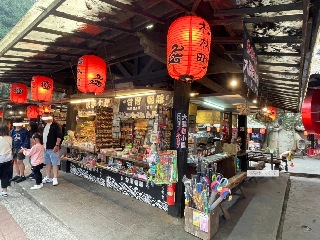 溪頭妖怪村外圍一排店家。