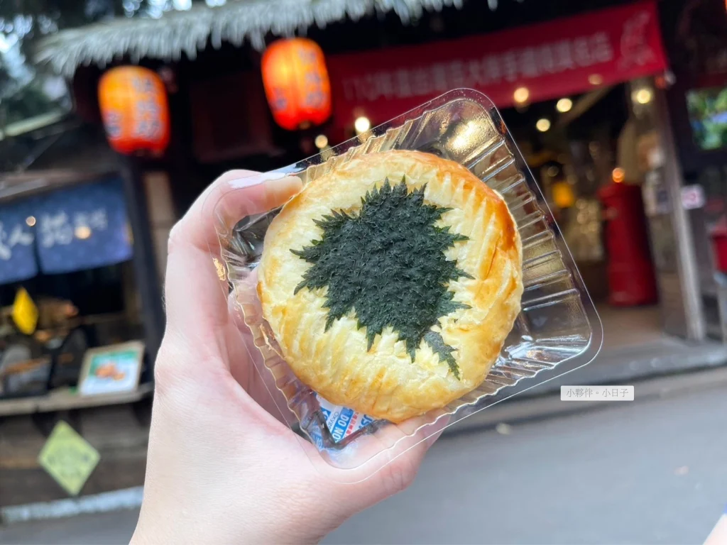 酥餅上方便是咬人貓。