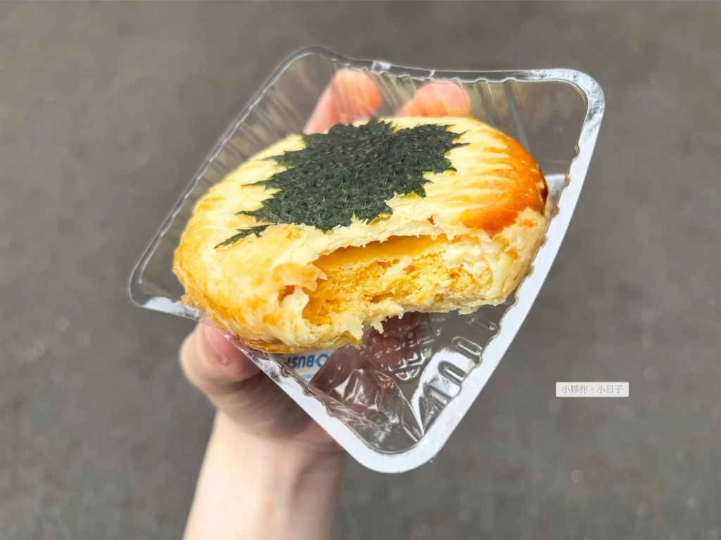 酥餅是奶黃口味，咬人貓本身嘗不出什麼味道，咬到內餡部分，有股淡淡清香。