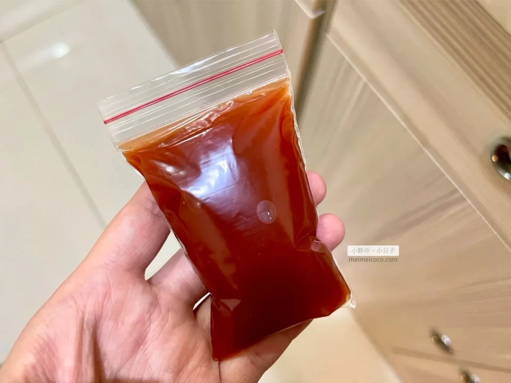 品香手工肉包會附上辣醬，有點像東泉辣椒醬。