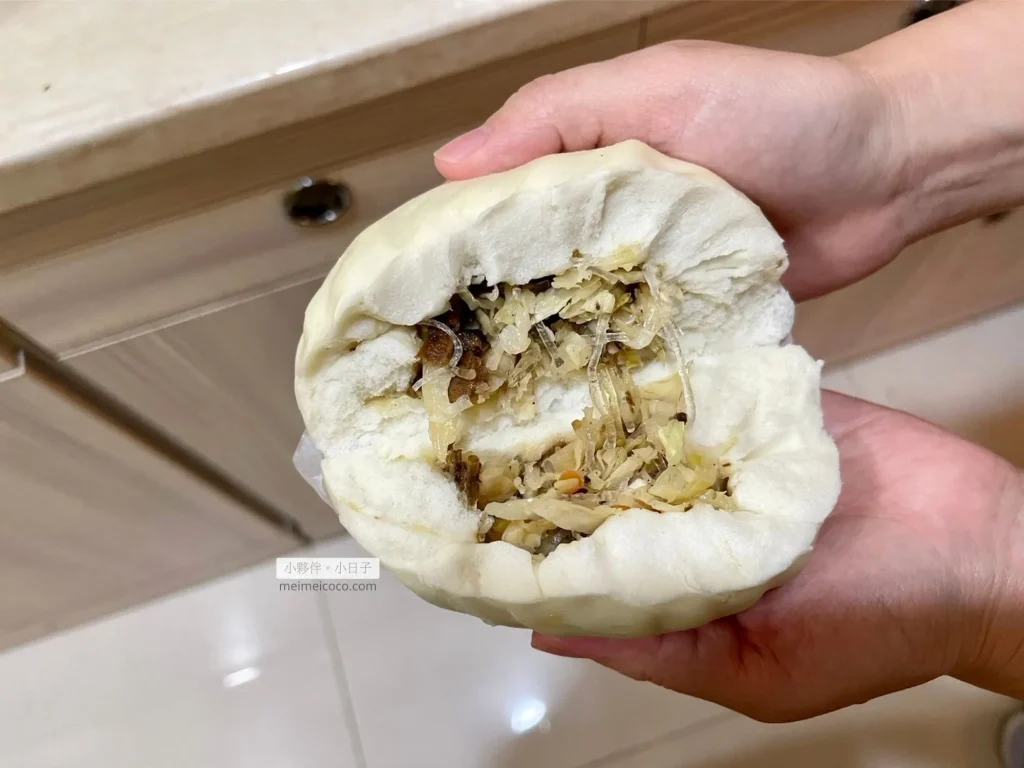 餡料有高麗菜、冬粉、香菇、豆皮。