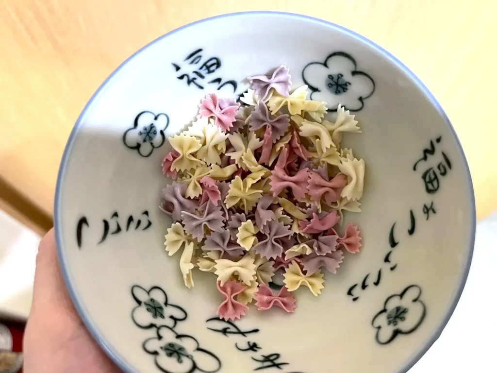蝴蝶麵先煮一半,其餘密封後冷藏保存。