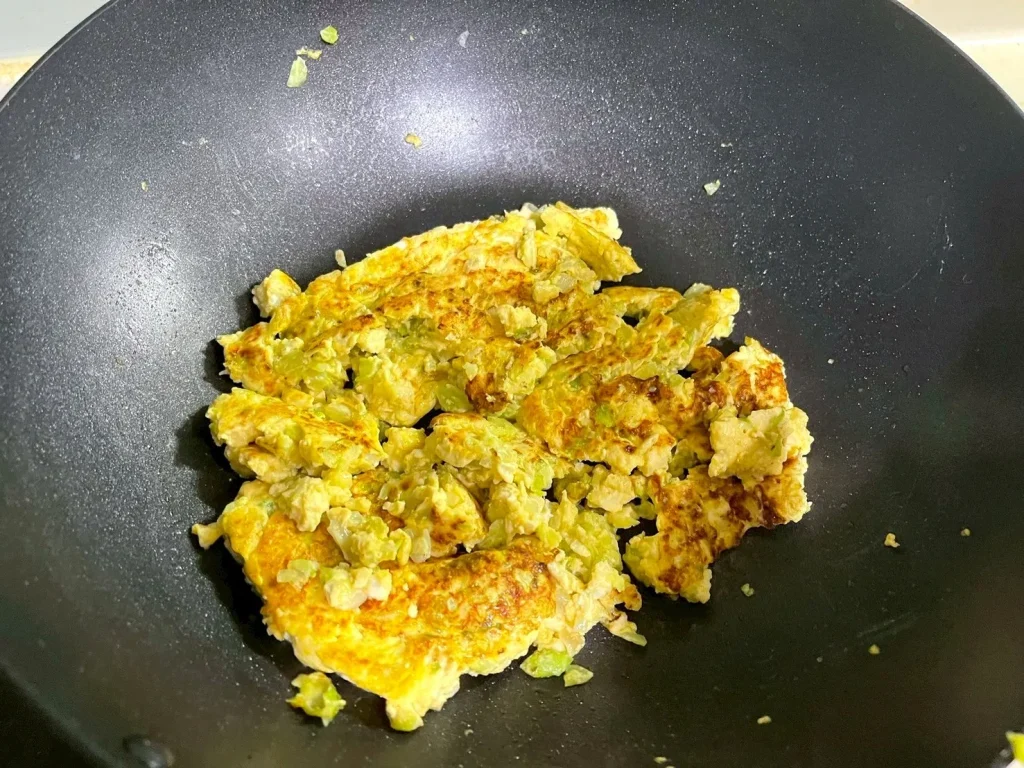 9個月寶寶手指食物:金黃豆腐高麗菜蛋餅。