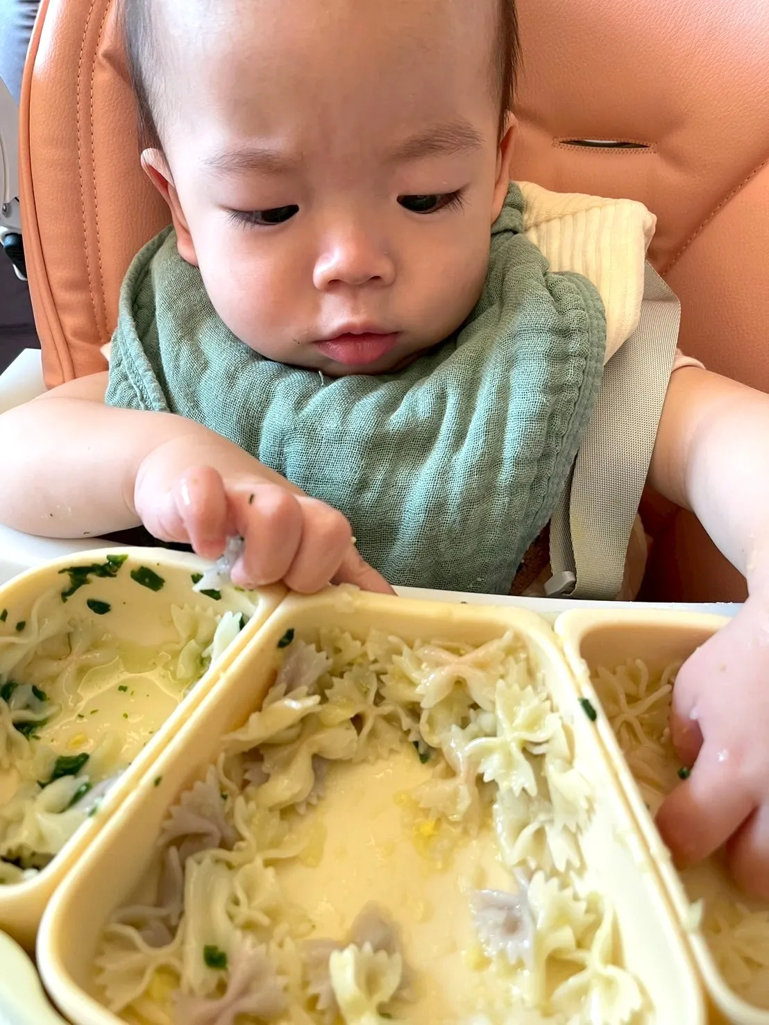 蝴蝶麵體偏滑,對於初次嘗試的寶寶來說有點小挑戰。