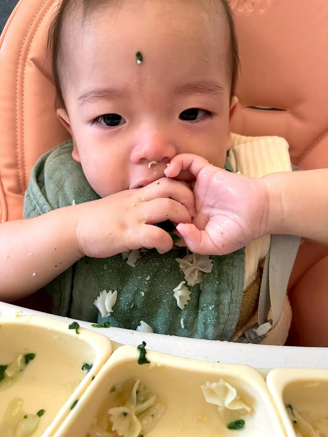 丞丞練習手指食物-蝴蝶寶寶麵。