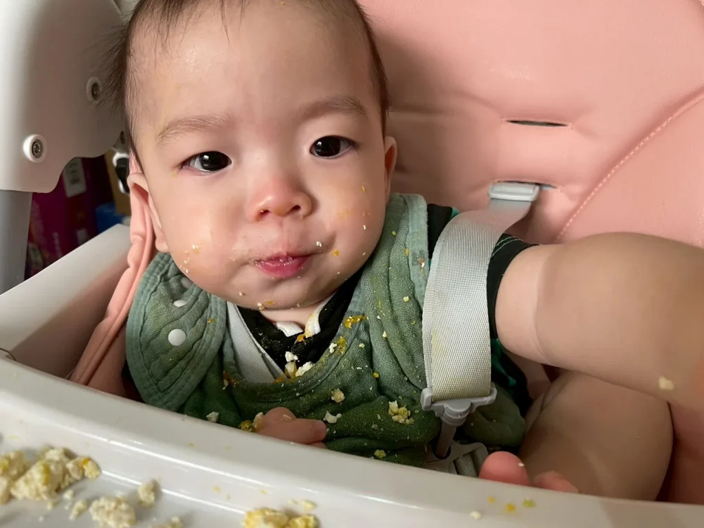 9個月寶寶練習手指食物。