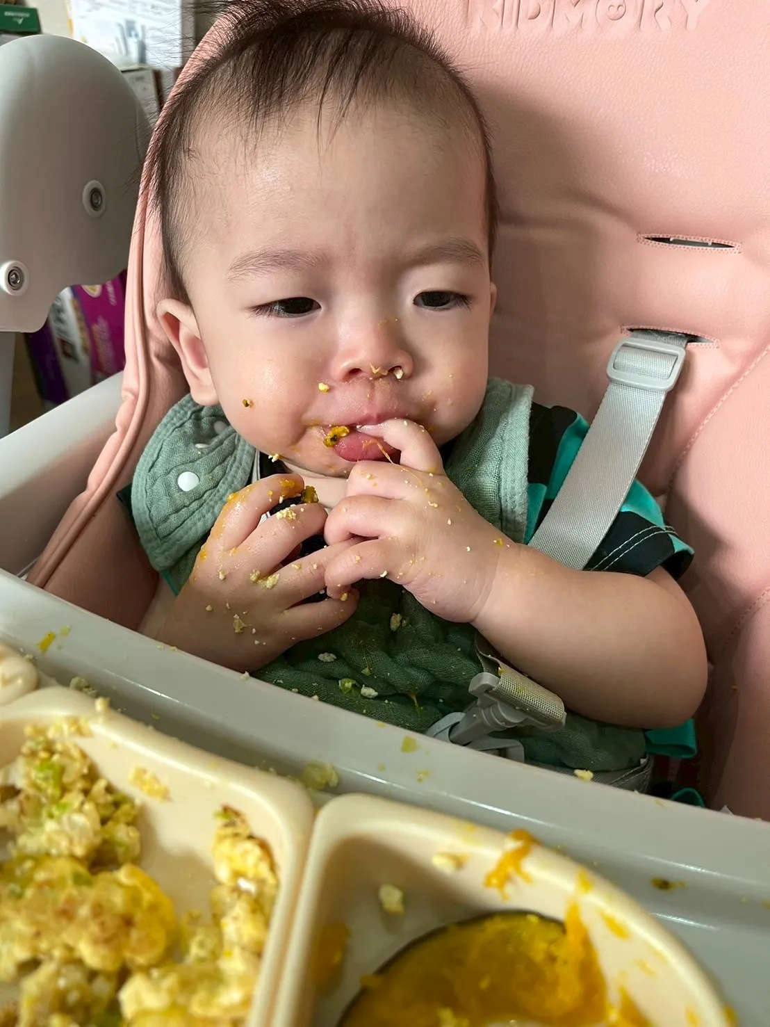 9個月寶寶練習手指食物的模樣。