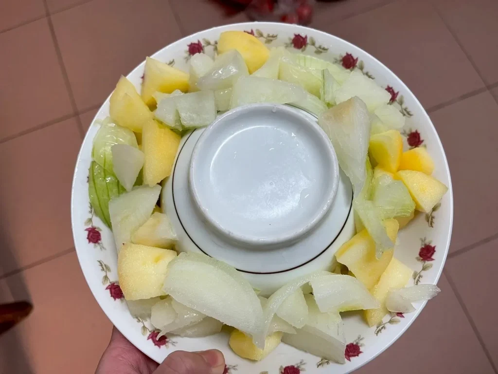 洋蔥蘋果水中間倒扣一個小碗(蒸餾法,讓水分集中)。