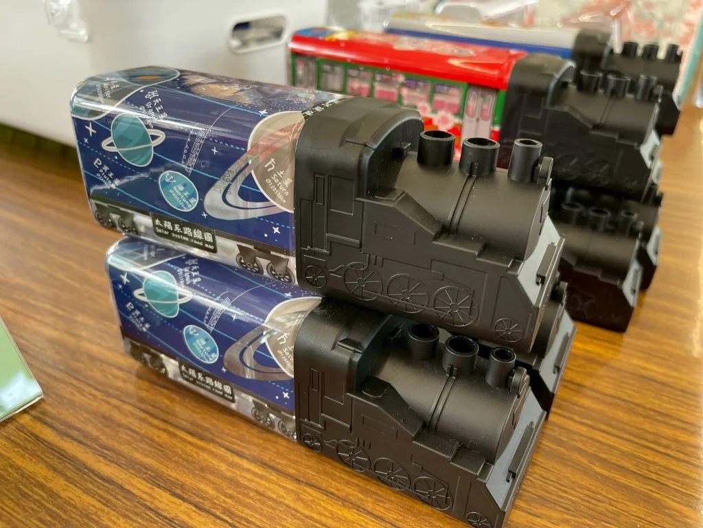 小火車造型的礦泉水(喝完之後還能當作存錢筒)