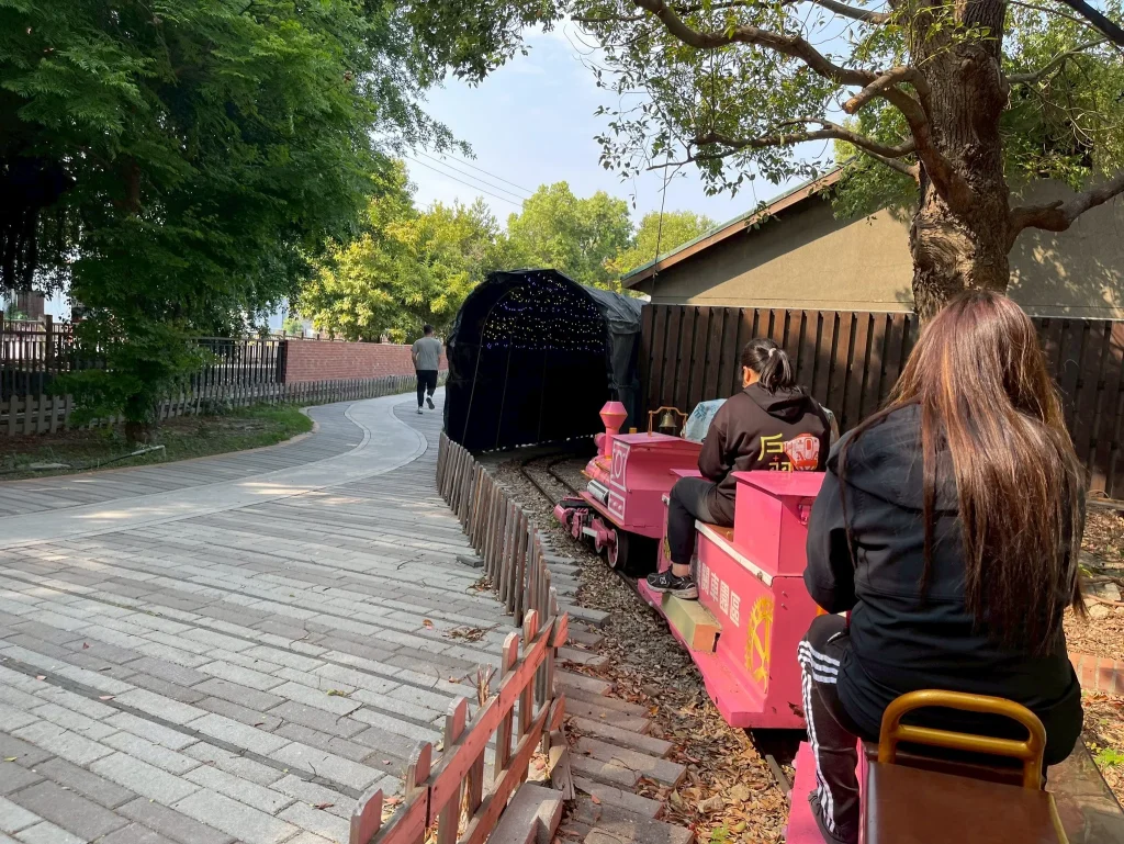 設計了一個小山洞