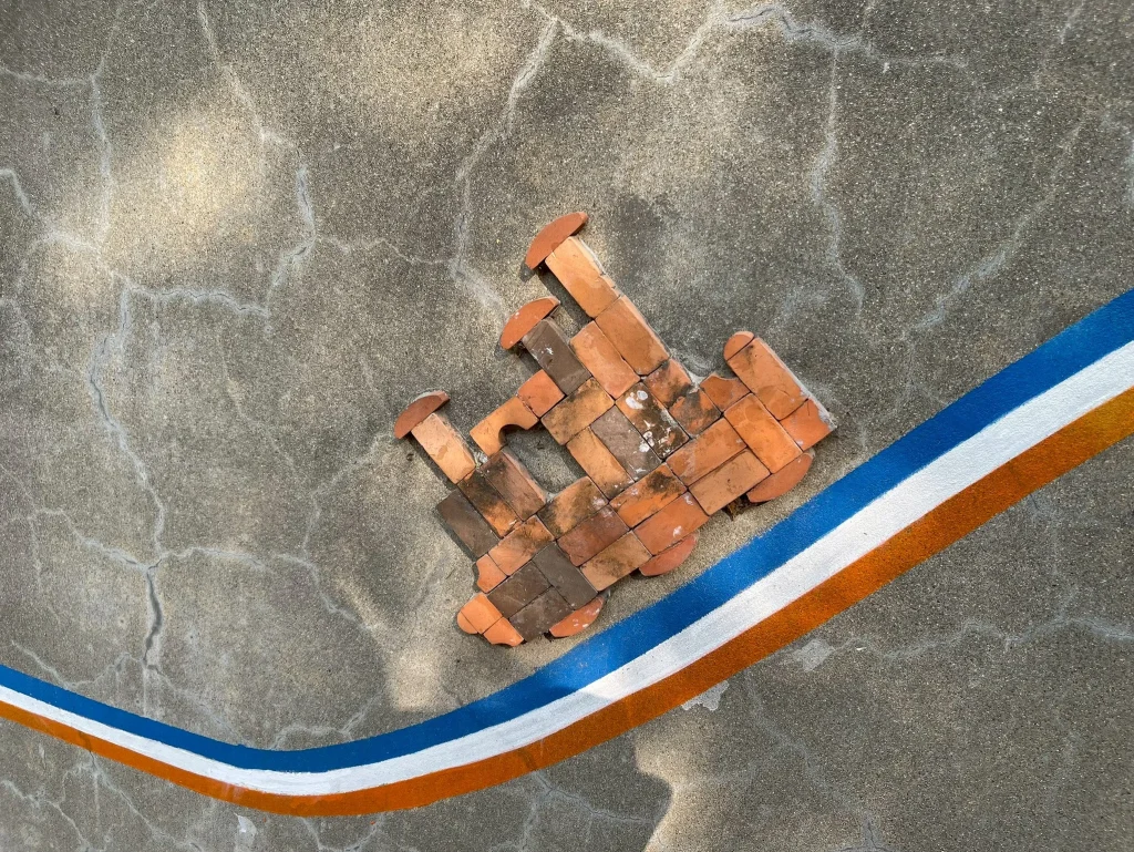 紅磚拼成的小火車圖案