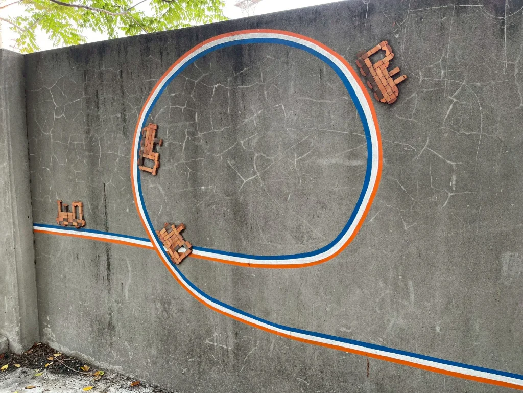 紅磚拼成的小火車圖案