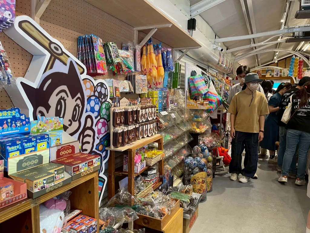 販售復古零食與一些懷舊擺設