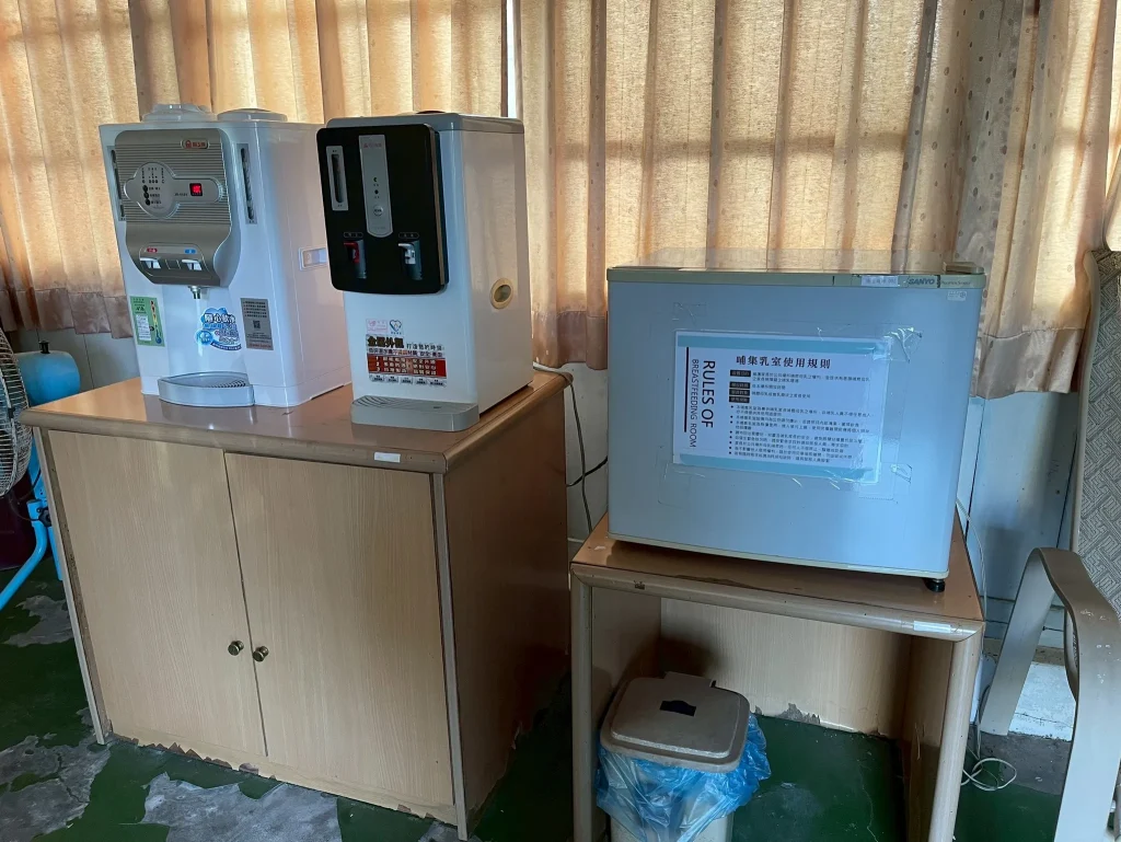 裡頭包含衛生紙、飲水機、小冰箱