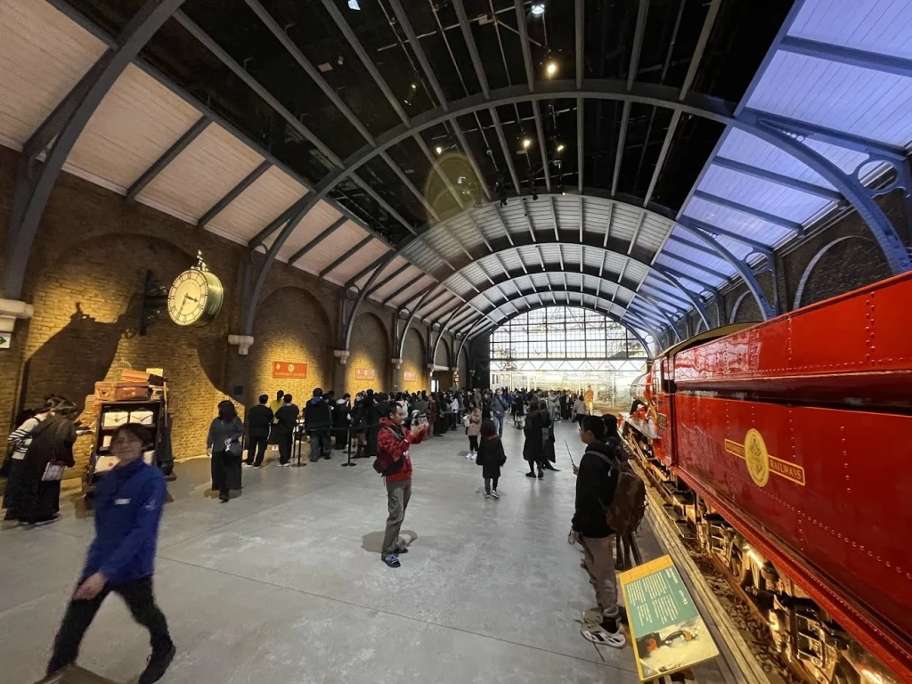 The Railway Shop商店對面就是 9¾ 月台，湧入不少遊客等著和列車拍照。