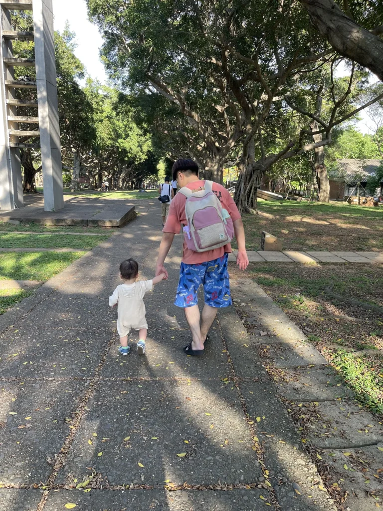 對有幼兒的家庭來說，東海大學更像是一座免費的大型公園，有動物、有草地、有湖泊，還有舒服的散步空間。