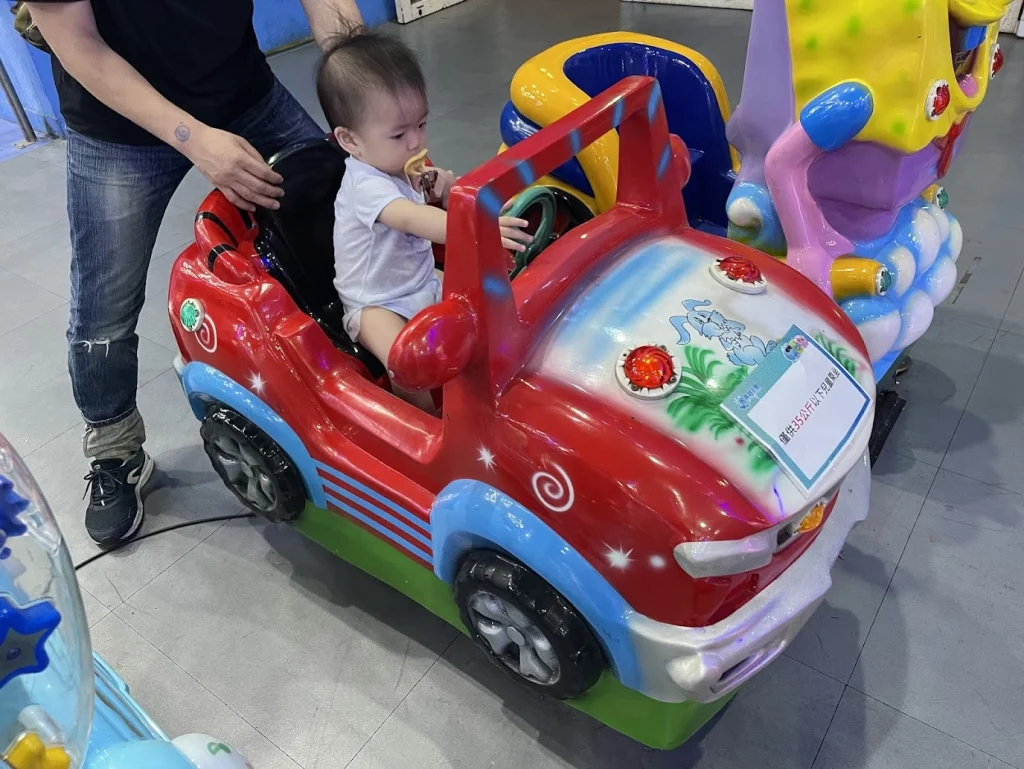 弟弟玩搖搖車