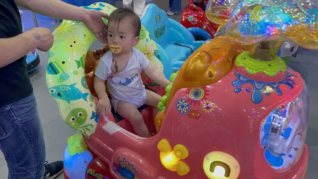 弟弟玩搖搖車
