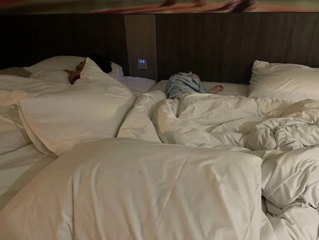 這次入住的房型是兩張雙人床，我們直接把兩張床合併一起睡。