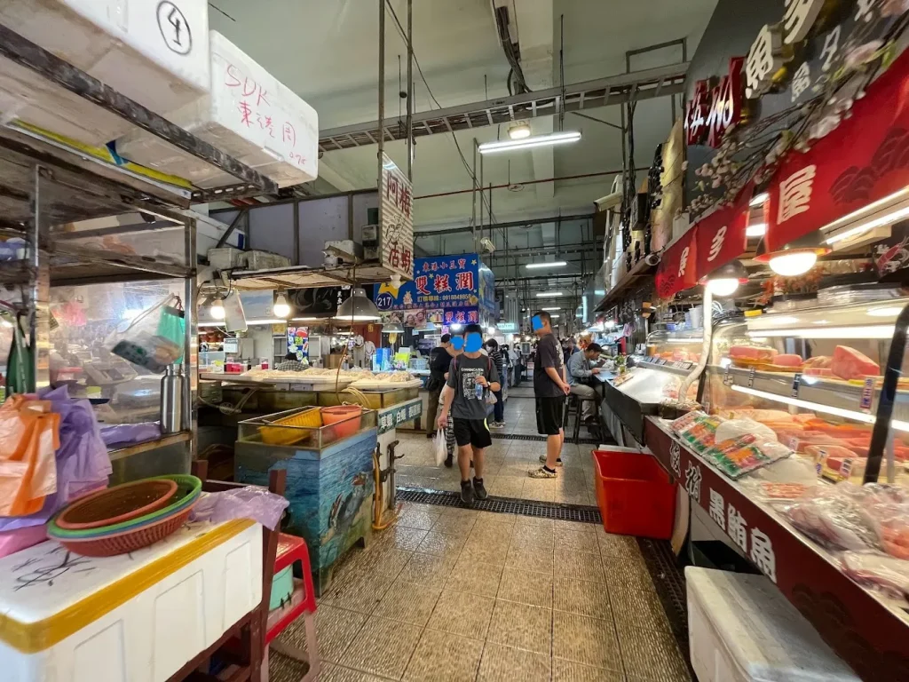 東港華僑市場裡琳瑯滿目的新鮮漁貨