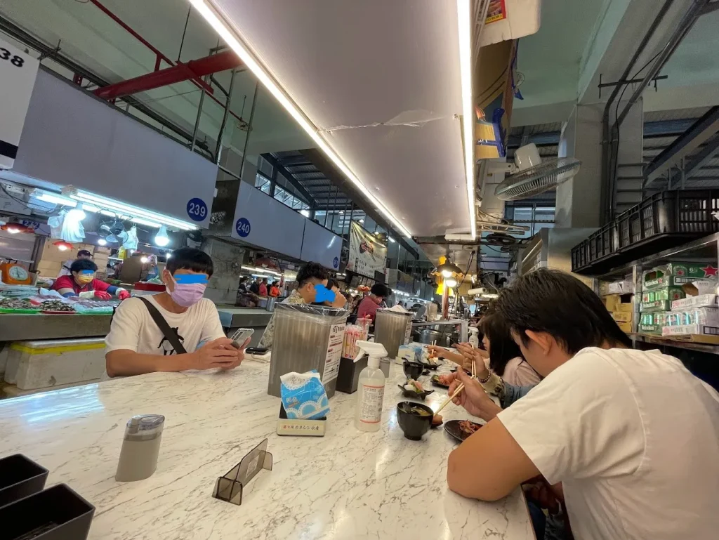 我們抵達時不是正餐尖峰,現場客人依舊不少,但幸運地我們不用排太久順利入座。