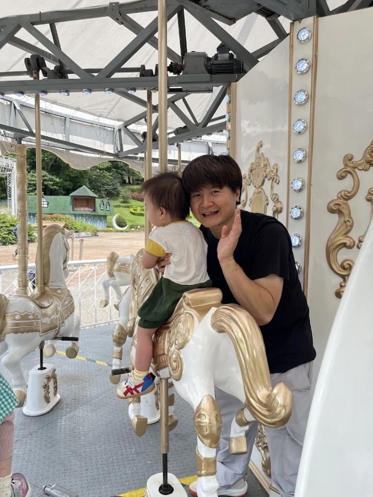 西湖渡假村，一歲幼兒玩旋轉木馬。