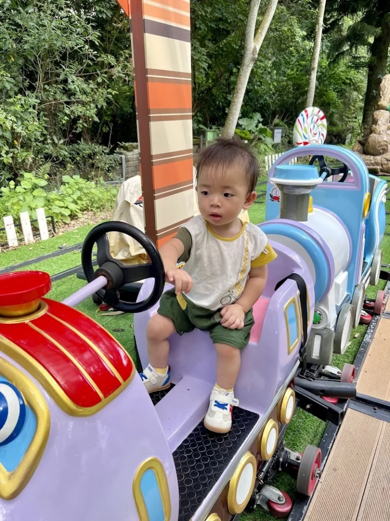 西湖渡假村，一歲幼兒玩小火車。
