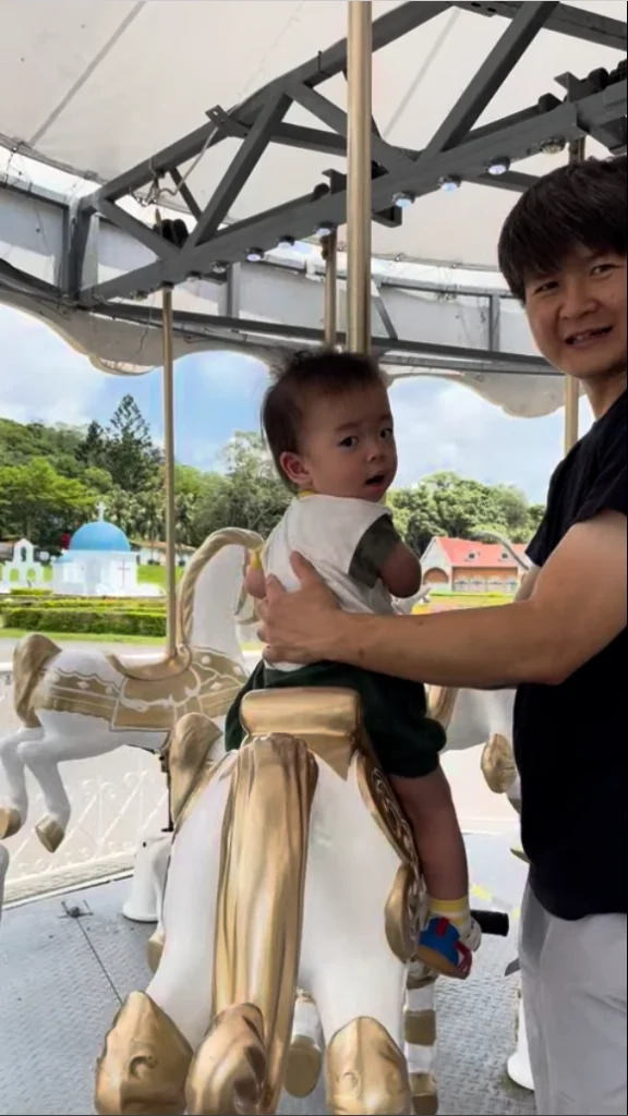 弟弟在西湖渡假村玩旋轉木馬。