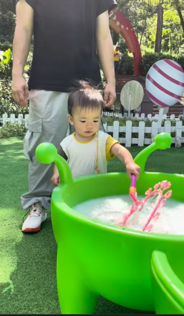 一歲左右的幼兒可以自己拿著泡泡工具嘗試，但家長仍需要全程陪同。