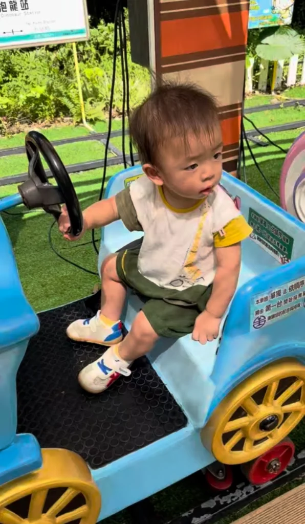 弟弟坐西湖渡假村的迷你小火車。