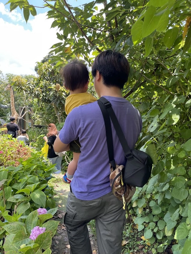 抱著一歲幼兒逛卓也小屋。