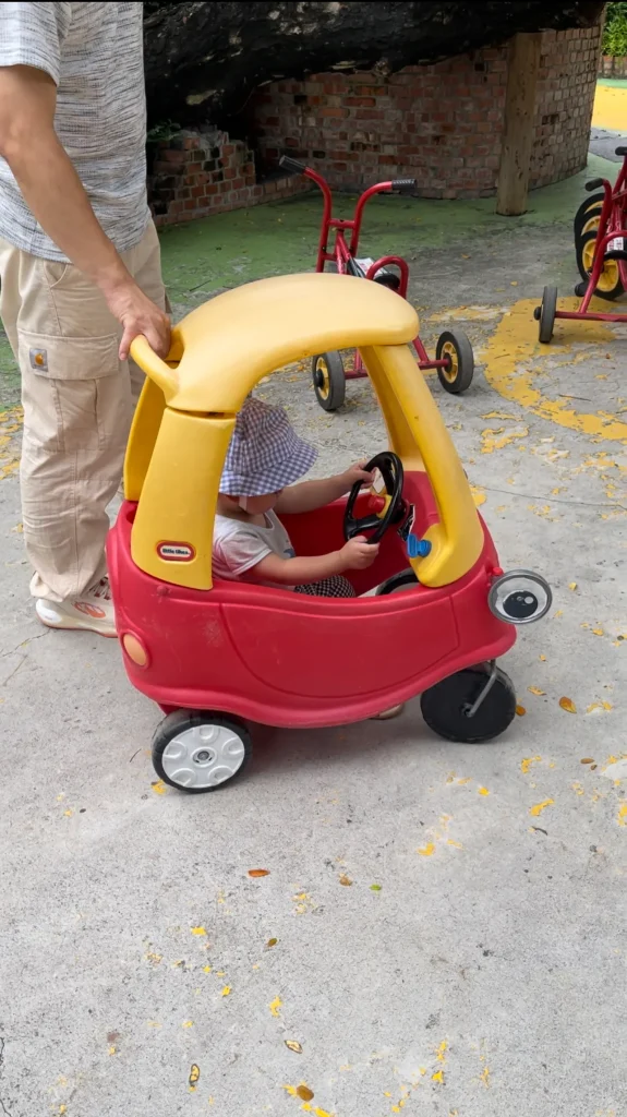弟弟嘗試坐幼兒噗噗車。