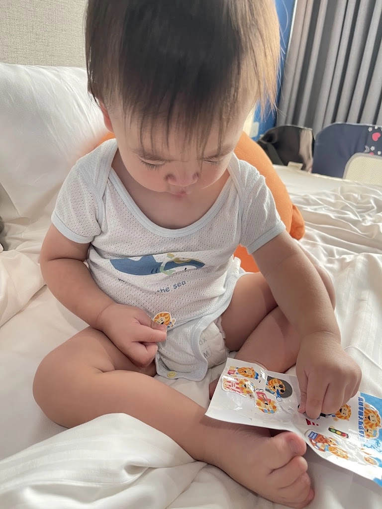 入住華園大飯店草衙館還有送一份獅子吉祥物貼紙,弟弟一拿到就抓著不放。