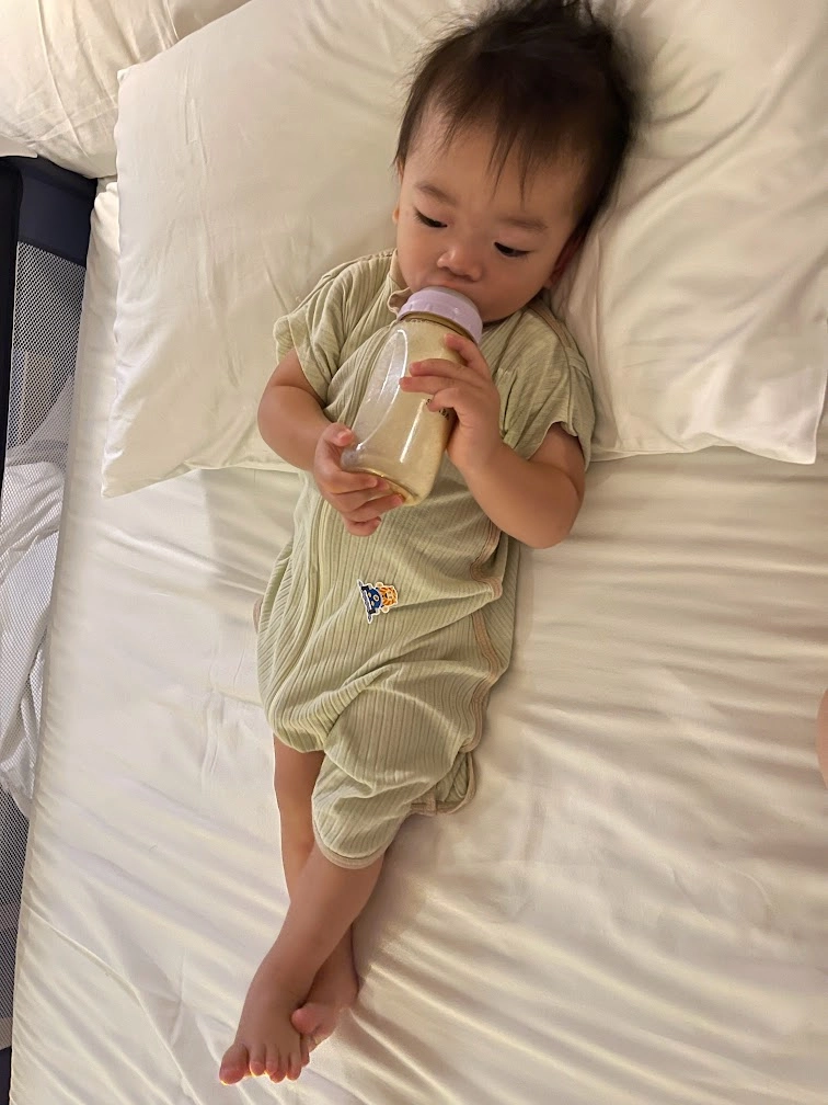 弟弟一早先起床喝內內