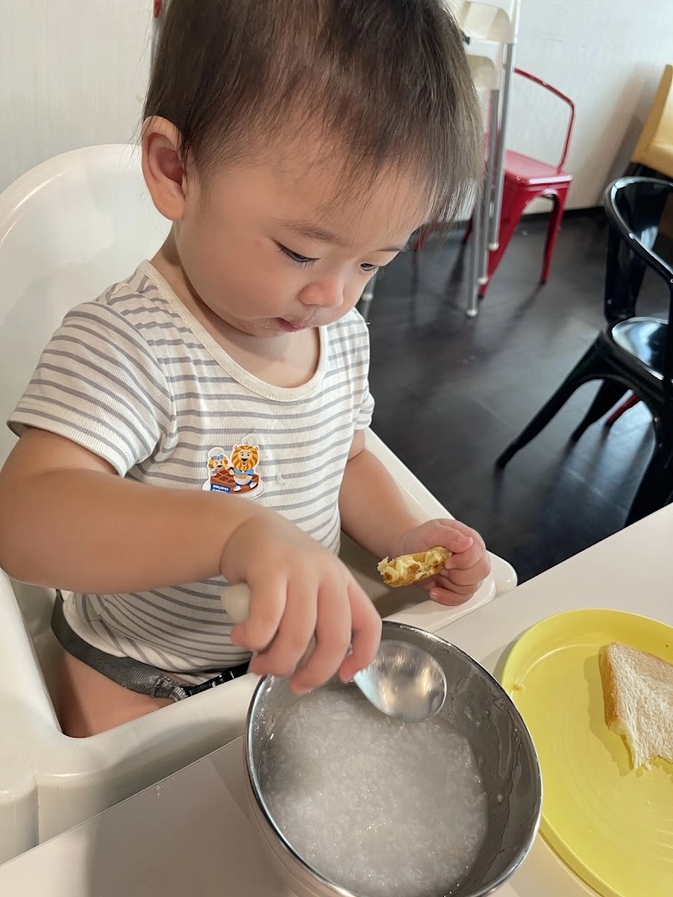 弟弟吃飯店早餐