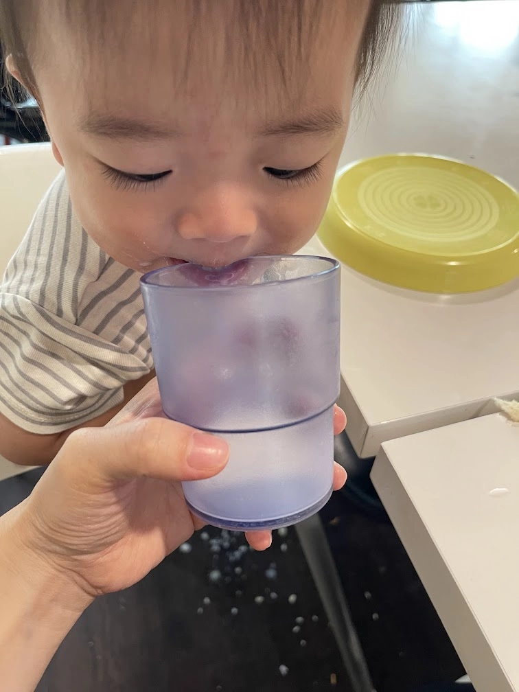 弟弟喝牛奶