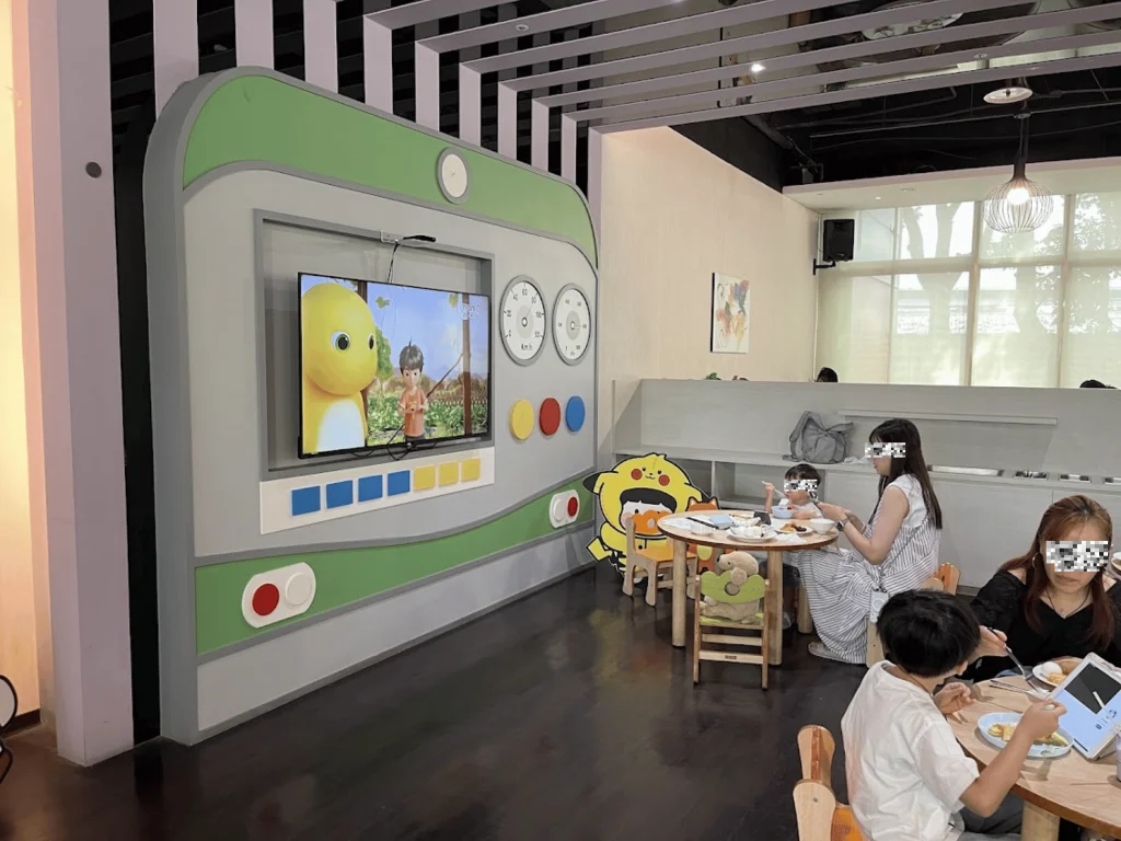 早餐有兒童桌椅、寶寶椅與兒童餐具