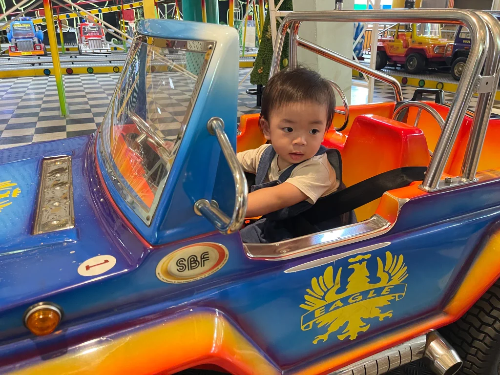 嘟嘟車｜1 歲 5 個月第一次自己坐遊樂設施