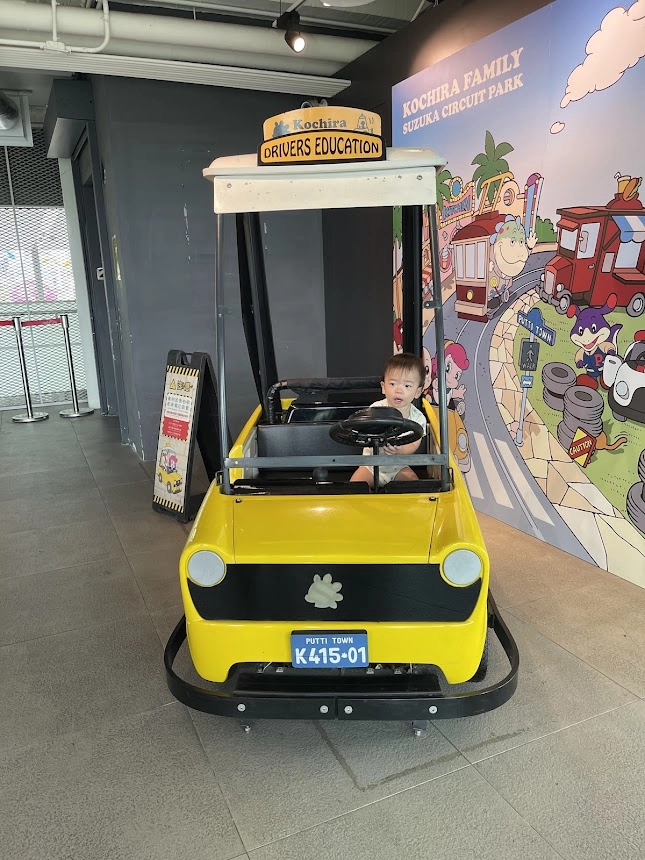 弟弟提前開始「車車駕駛模式」。