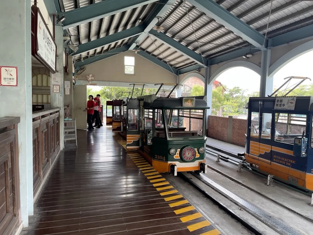 第三站:滴答電車,排了約 40 分鐘,等待反而比遊戲更考驗幼兒