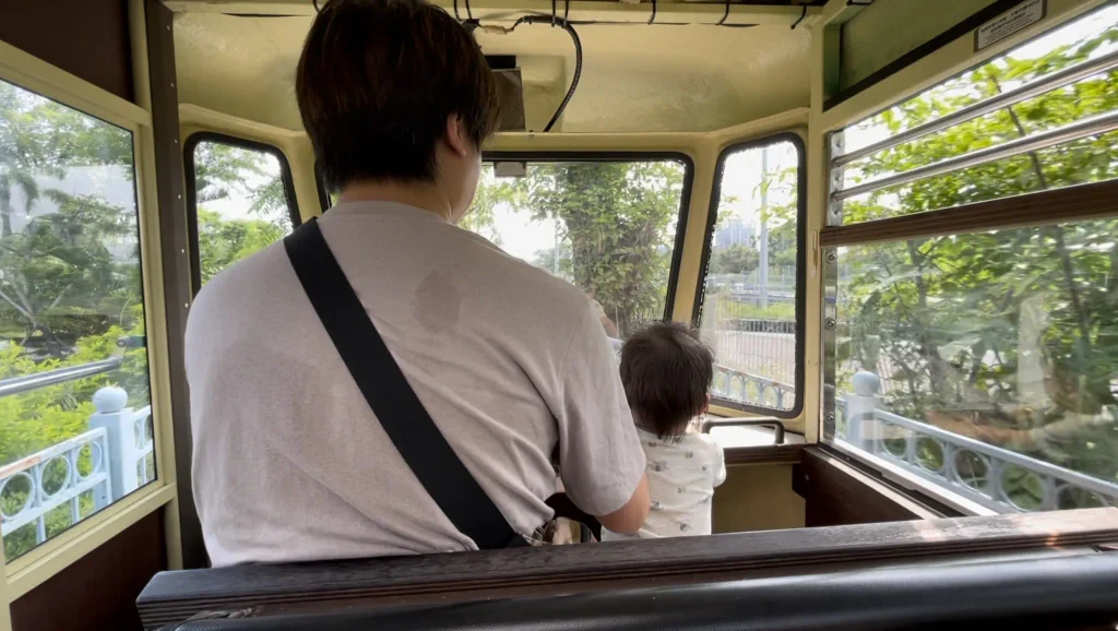 車子前方有可以操作的按鈕,弟弟途中會一直按,除此之外,看不太出來他對滴答電車有特別喜愛。