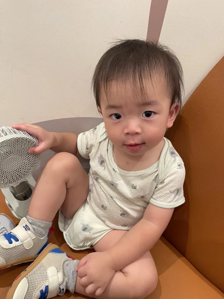 我們讓弟弟坐下來吃寶寶粥,補充體力。