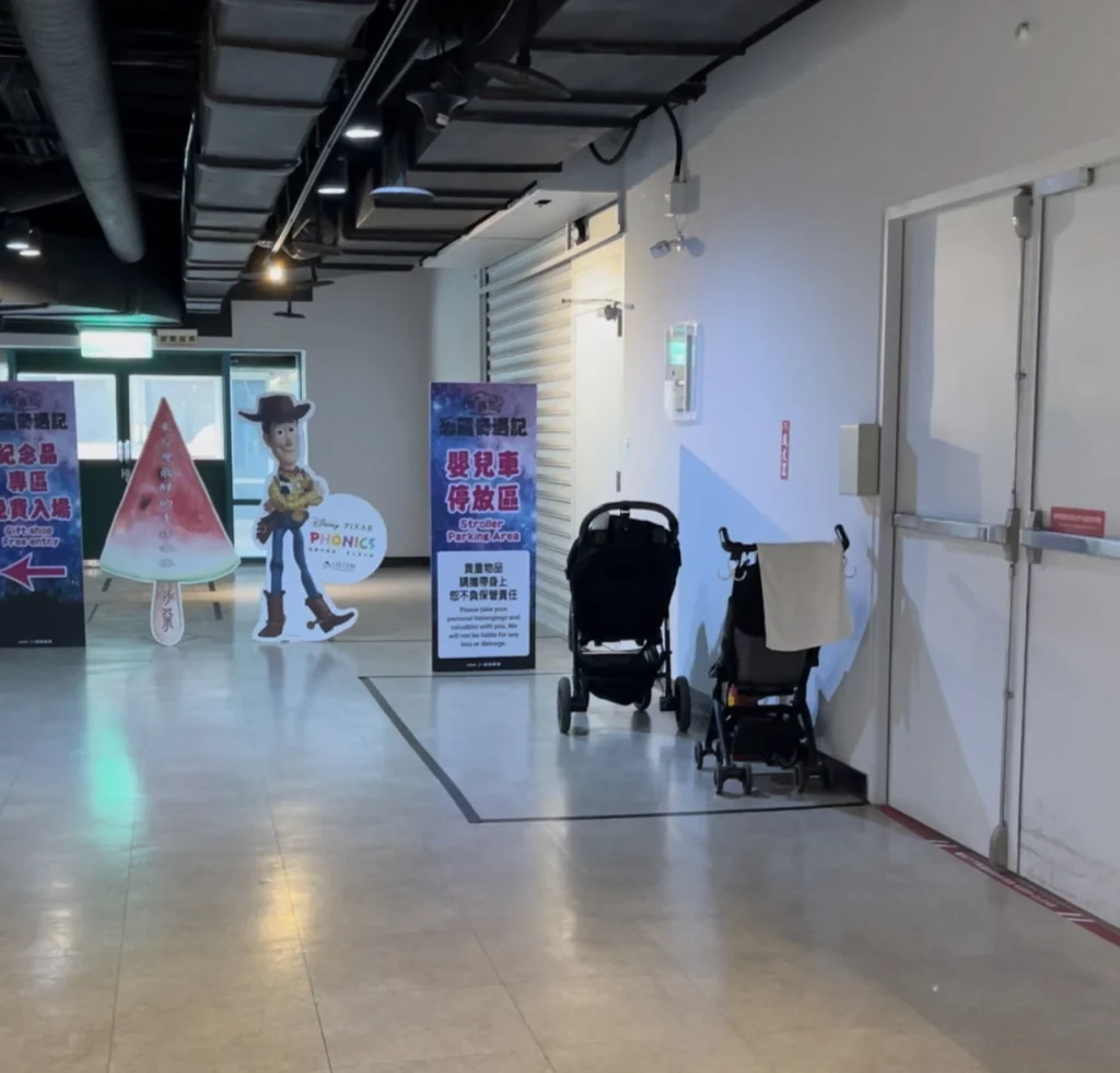 展場外有規劃專門放置娃娃車的區域