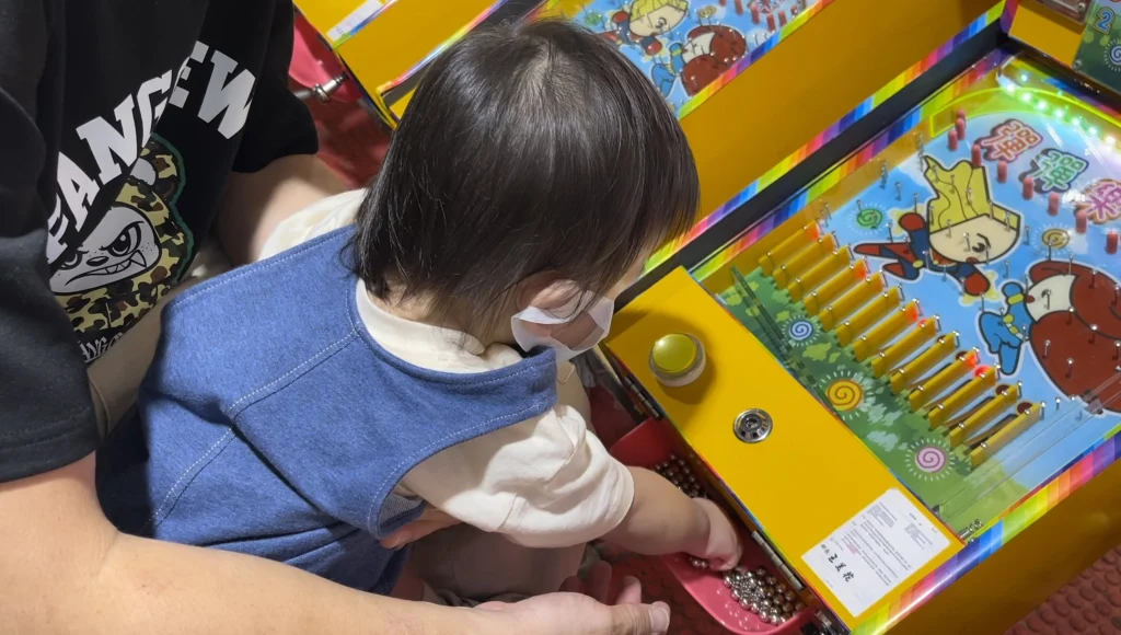 一歲幼兒第一次挑戰彈珠台