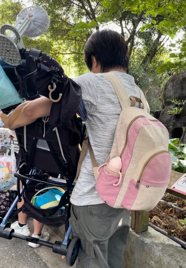 弟弟坐在推車上的視線被擋住，但我們又擔心把他抱起來之後，他就不願意再坐回去，最後爸爸乾脆連推車一起抬高，才讓他看到。
